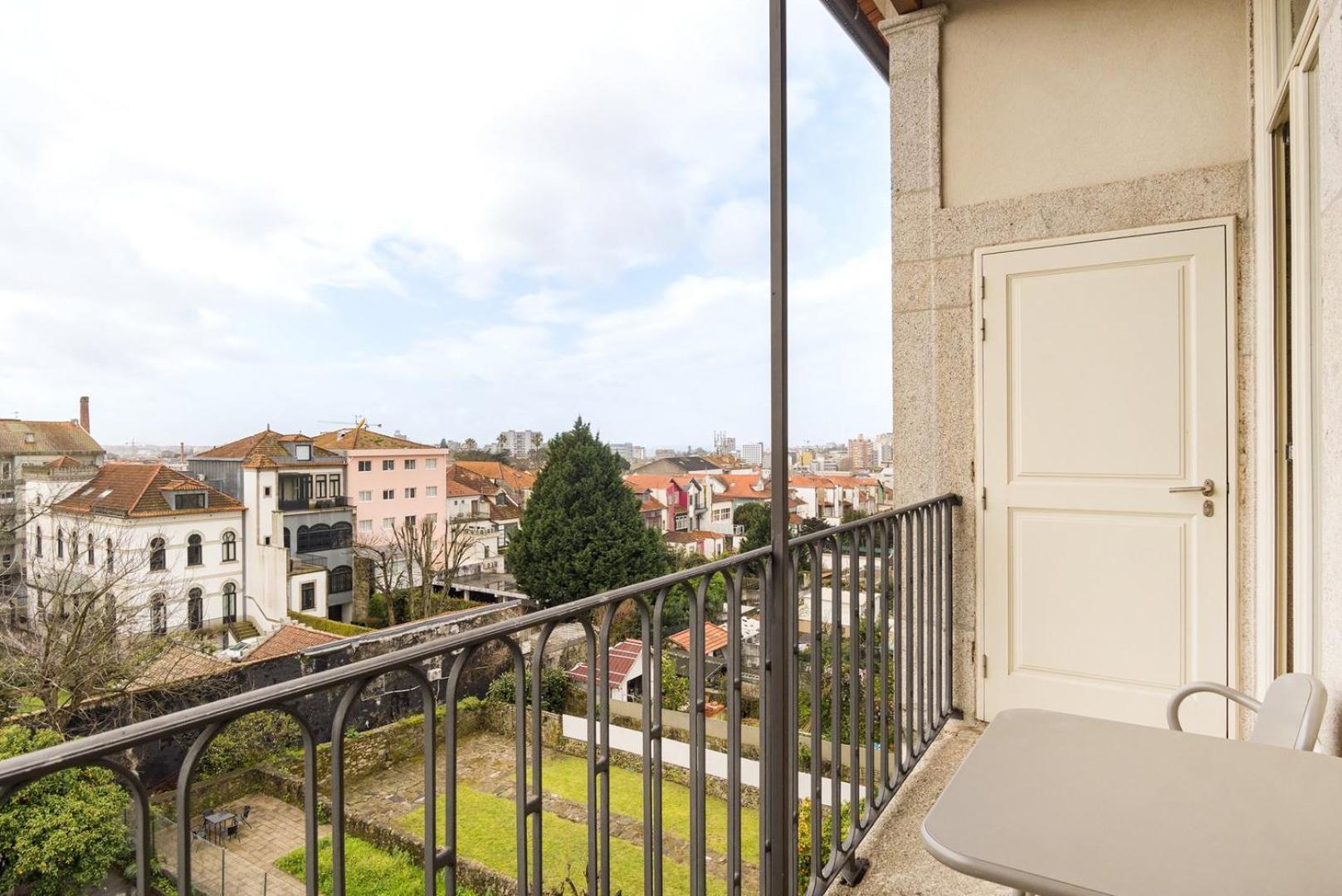 Guestready - Urban Oasis With Private Balcony Apartment Porto Luaran gambar